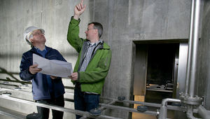 Max Schlachtler (à gauche), responsable de la STEP de Neugut, et Marc Böhler de l'Eawag effectuant les dernières vérifications sur le nouveau système d'ozonation avant sa mise en service.  (Photo : Aldo Todaro)