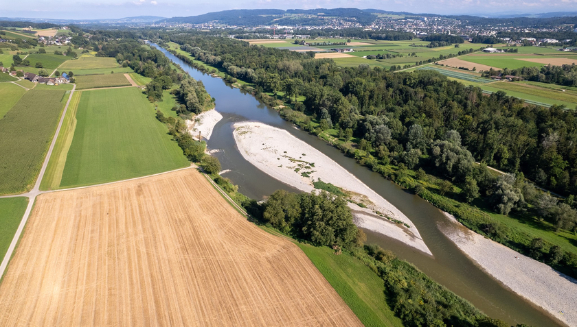 Die Aufweitung von Flüssen im Rahmen von Revitalisierungen wie hier an der Thur im Biberäuli sorgt dafür, dass mehr Wasser in den Untergrund eindringen kann und so die Grundwasserleiter aufgefüllt werden. (Foto: Dominic Tinner)
