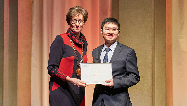 Wenfeng Liu a reçu le prix Otto Jaag pour la protection des eaux 2018 lors de la cérémonie officielle du 17 novembre.