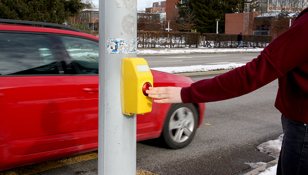 The risk that traces of coronavirus on a traffic-light button will be sufficient to cause infection – before pedestrians next wash their hands (!) – is very low. (Photo: Eawag, Andri Bryner)