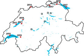 Dispersion actuelle de la moule quagga dans les lacs suisses (points rouges). La première découverte a été faite en 2014 dans un échantillon d'ADN environnemental du Rhin à Bâle. Les années figurant à côté des points indiquent l’année de la première découverte. Les lacs dans lesquels il n’a pas encore été trouvé de moules quagga sont marqués par des carrés vides. Les autres lacs n’ont pas été étudiés. (Illustration: Eawag, sur la base de REABIC / https://doi.org/10.3391/ai.2022.17.2.02)