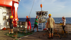 Le robot sous-marin Hybis remonte sur le navire océanographique « Sonne » avec des échantillons prélevés dans les abysses. Photo : Jens Karstens, Geomar