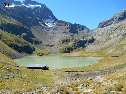 Le Lac de la Muzelle se situe dans les Alpes françaises. Sur la photo de gauche, les eaux du lac sont cristallines. Elles sont tout autres sur la photo de droite après qu'une tempête ait brassé la masse d’eau et l’ait rendue turbide au cours de l'