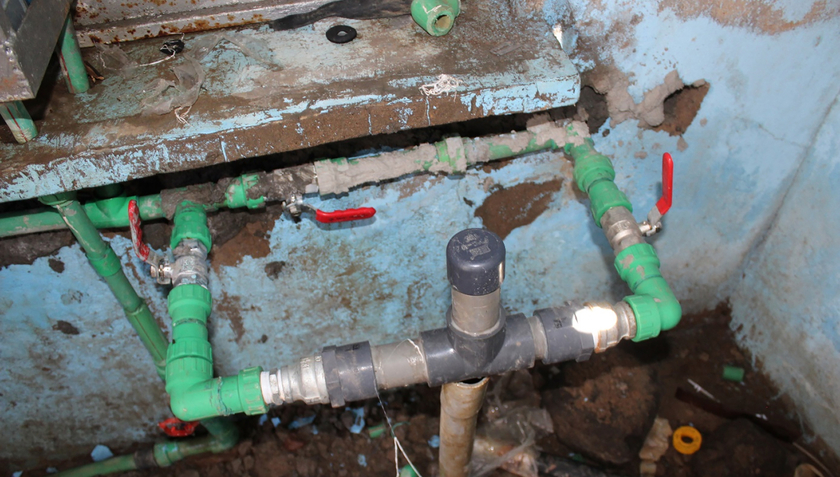 Système de chloration passif, fabriqué localement, installé dans un kiosque à eau au Kenya (Photo: Lisa Appavou).