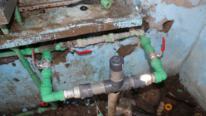 Système de chloration passif, fabriqué localement, installé dans un kiosque à eau au Kenya. (Photo: Lisa Appavou)