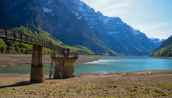 Dry period at the Klöntalersee: dryness and regional water scarcity were a recurring hot topic in the media in summer 2018. (Photo: Pixabay)