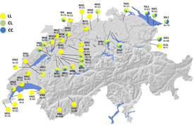 Les analyses génétiques menées sur près de 1600 épinoches de Suisse ont mis en évidence les différences entre les populations des différents lacs: en gros, les allèles en jaune correspondent aux poissons à plaques osseuses réduites et les allèles en bleu aux poissons recouverts de plaques. Le vert correspond à des formes mixtes. Voir l'étude originale et le tableau 2 des compléments (d'après Lucek et al. 2010) pour plus de détail.