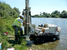 	Installation eines Grundwasserbeobachtungsrohrs (Piezometer) an einem revitalisierten Abschnitt der Thur mit dem Rammgerät Geoprobe.