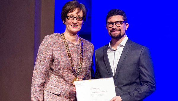 Hanspeter Zöllig reçoit le prix Otto Jaag pour la protection des eaux de l’ETH principale Prof. Dr. Sarah Springman. (Photo : ETH Zurich)