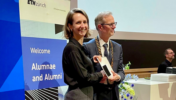 ETH Zurich presents Lisa Deutsch with the ETH Medal for her doctoral thesis, which she wrote at Eawag and ETH Zurich.(Photo: Sabine Hoffmann)