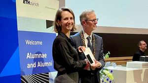 L'ETH Zurich remet à Lisa Deutsch la médaille de l'ETH pour sa thèse de doctorat, qu'elle a rédigée à l'Eawag et à l'ETH Zurich. (Photo : Sabine Hoffmann)