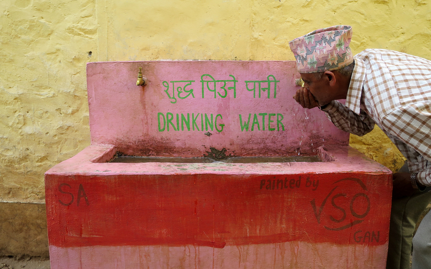 Die mikrobielle Wasserqualität kann bei diesem Trinkwasserbrunnen an einer Schule in Nepal dank eines einfachen und kostengünstigen Feldlabors getestet werden (Foto: Ariane Schertenleib).