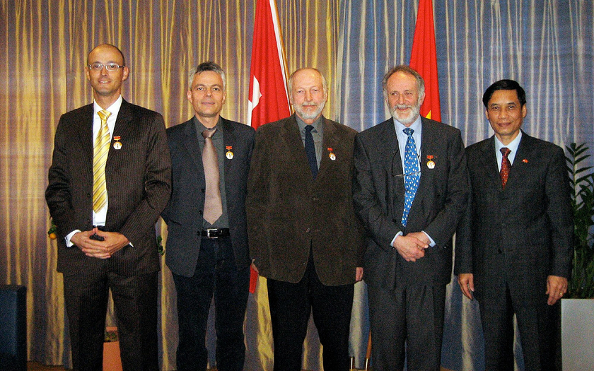 2009 werden die Eawag-Forschenden Antoine Morel, Michael Berg, Walter Giger und Roland Schertenleib (v.l.) vom vietnamesischen Botschafter geehrt. Interessanterweise nicht in erster Linie für erzielte Verbesserungen des vietnamesischen Trinkwassers und der dortigen Abwassersituation, sondern für den Aufbau von zwei Hochschulinstituten und ihre anwendungsorientierte Forschung zusammen mit Partnern aus Vietnam. (Archiv Eawag) 