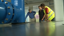 Die Eawag-Forscher David Livingstone und Simon Figura in einem Pumpwerk im Gespräch mit einem Mitarbeiter der Wasserversorgung Winterthur; © NFP61