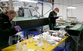 Des chercheuses examinent, sur la base de bioessais, l’efficacité de différents procédés de post-traitement pour l’élimination de produits de réaction instables et toxiques des eaux usées. (Photo: Centre Écotox)