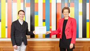 Sarah M. Springman, Rektorin der ETH Zürich, überreicht Matthew Moy de Vitry den Otto-Jaag-Gewässerschutzpreis. (Bild: ETH Zürich / Giulia Marthaler)