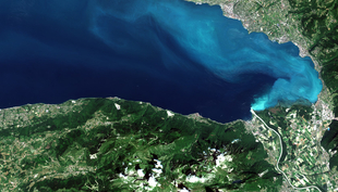 Die Wasseroberfläche von verschiedenen Schweizer Seen verfärbt sich periodisch türkis. Grund dafür sind Kalzitausfällungen. (Foto: Sentinel-2 data provided by ESA 2017)
