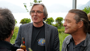 Bernhard Wehrli and his “personal technician” Christian Dinkel at the “Free University of Kastanienbaum”- a joke about research in Kastanienbaum, independent of Eawag in Dübendorf.  (Photo: Andri Bryner, Eawag)