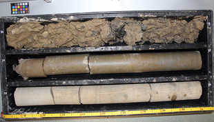 Unser Erdreich besteht aus mehreren Schichten. Nahe der Oberfläche ist es porös und locker, in der Tiefe allerdings kompakt wie Beton. Im Bild: Erdreich aus den Bohrlöchern für die notwendigen Grundwasser-Pumpen (Foto: Eawag, Joaquin Jimenez-Martinez).