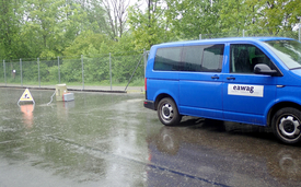 Beprobung des Abwasserüberlaufs bei Niederschlag in einer Kläranlage in Münchwilen, Thurgau, Schweiz. (Quelle: Eawag)