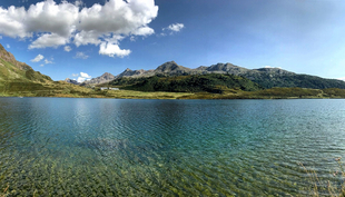 Lake Cadagno in Ticino is special: Salty springs at the lake bottom prevent mixing, resulting in a stable stratification. (Photo: M. Philippi)