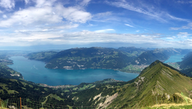 Vue sur les lacs de Thoune (à gauche) et de Brienz. (Photo : Carmela Dönz)
