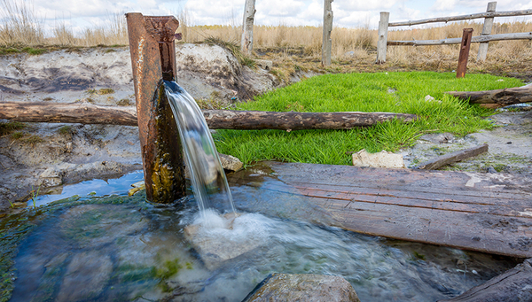 De manière générale, la Suisse dispose de suffisamment d’eau. Malgré tout, l’eau peut venir à manquer lors de longues périodes de sècheresse et a fortiori dans les petits bassins versants. (Photo: Pavel Klimenko, iStock)