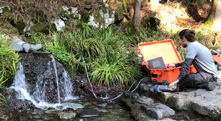 Oliver Schilling bei der Quellwasseranalyse am Mount Fuji. (Foto: T. Schilling)