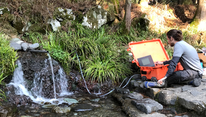 Oliver Schilling lors de l'analyse de l'eau de source au Mont Fuji. Photo : T. Schilling