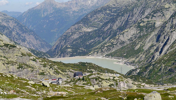 Le laboratoire souterrain où les expériences de fracturation ont eu lieu est situé sur le col du Grimsel dans l'Oberland bernois. (Photo : Zairon, Wikimedia Commons)