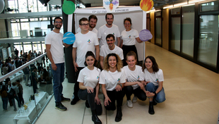 Das Helferteam des IBP PhD Congress: Anish Kirtane, Sven Mosimann, Sébastien Giroud, Marcel Müller und Anouk N'Guyen van Chinh (stehend) sowie Sarah Descloux, Gaspard Fragnière, Emma Chollet Ramampiandra, Eliane Ballmer und Sofia Ambrogetti (kniend). (Foto: Gaspard Fragnière)