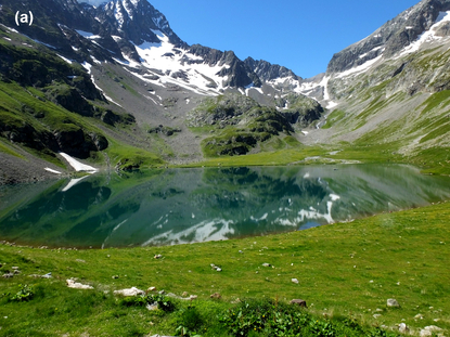Le Lac de la Muzelle se situe dans les Alpes françaises. Sur la photo de gauche, les eaux du lac sont cristallines. Elles sont tout autres sur la photo de droite après qu'une tempête ait brassé la masse d’eau et l’ait rendue turbide au cours de l'