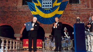 1999 erhielten Jim Morgan (links) und der ehemalige Direktor der Eawag Werner Stumm (posthum) den Stockholmer Wasserpreis; überreicht vom schwedischen König Carl XVI. Gustaf. (Foto: Caltech Archives)