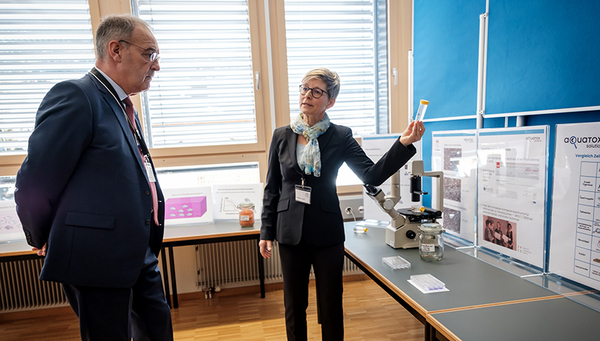 Kristin Schirmer explains to Federal Councillor Guy Parmelin how gill cells from rainbow trout are used in the fish cell line test, thereby replacing tests on live fish. Photo: Mallaun Photography