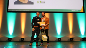 Eawag researcher Johannes Raths (right) has won the SETAC Europe Rifcon Early Career Scientist Award for his paper on the toxicokinetics of amphipods at increased water temperatures. Here, receiving the award in Dublin. (Photo: SETAC)