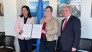 De gauche à droite: Najat Mokhtar, directrice générale adjointe de l’IAEA, Janet Hering, directrice de l’Eawag, ainsi que Benno Laggner, ambassadeur, représentant permanent et gouverneur de la Suisse auprès de l’IAEA, ainsi que directeur de la délégation suisse à la conférence générale de l’IAEA. (Photo: Michael Berg)