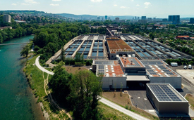 Waste water treatment plants (such as the Werdholzli treatment plant shown in the photo) have great potential for energy recovery. The heat recovered from the treated waste water is fed into a district heating network. (Image: ERZ)