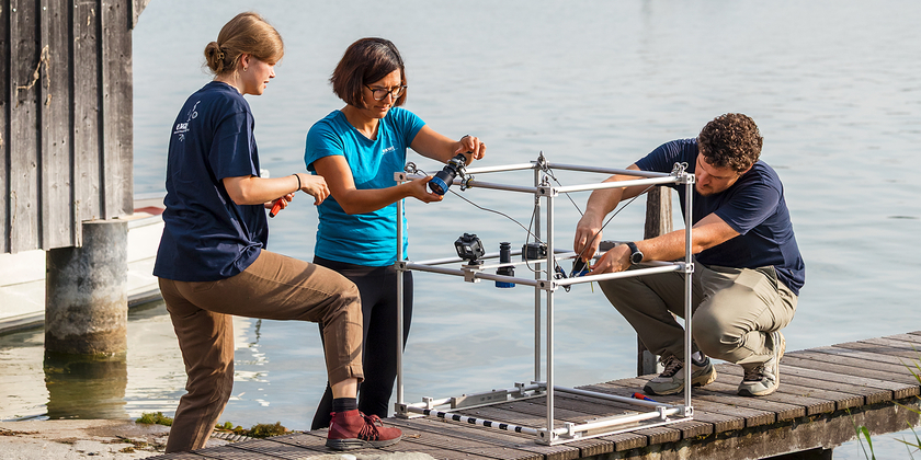 As part of the 2024 PEAK course ‘Field measurement and exploration techniques for groundwater’, course instructor Mario Schirmer and technician Reto Britt (both Eawag) demonstrate direct-push groundwater sampling (Picture: Eawag, Peter Penicka).