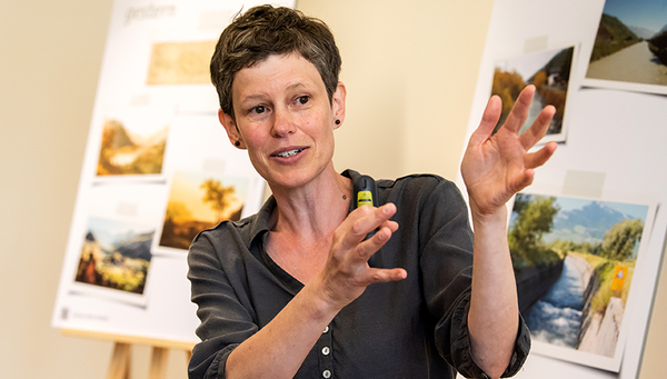 Christine Weber explique les changements des cours d'eau suisses à l'aide d'un voyage dans le temps, d'hier à aujourd'hui et demain. (Photo : Luzia Schär)