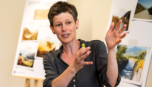 Christine Weber explains the changes in Swiss watercourses by means of a journey through time, from yesterday to today to tomorrow. (Photo: Luzia Schär)