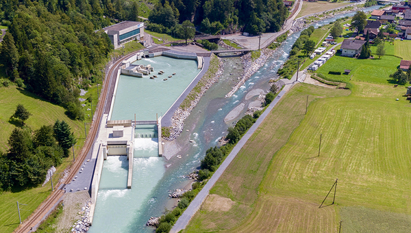 En 2016, les Forces Motrices de l'Oberhasli (KWO) ont inauguré à Innertkirchen un bassin de compensation visant à atténuer les variations artificielles de débit dans l'Hasliaare. Photo: Markus Zeh 