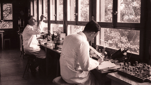 Richard Vollenweider et Heinrich Wolff dans le laboratioure vers l’an 1950