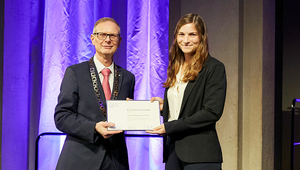 Il rettore dell'ETH Günther Dissertori consegna a Charlotte Bopp il Premio Otto Jaag per la protezione dell'acqua 2023 (Foto: ETH, Giulia Marthaler)