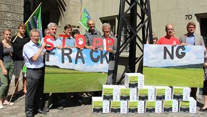 Die Gruppierung «Stopp Fracking» reicht in Bern die Volksinitiative für ein kantonales Verbot der Erdgasförderung mit hydraulischer Frakturierung ein. (Foto: Grüne Partei Bern)