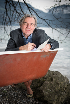 Environmental chemist Bernhard Wehrli, by Lake Lucerne (photo: Christian Dinkel). 