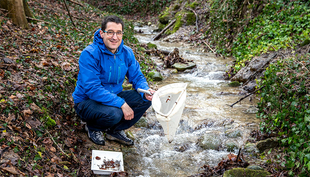 Prof. Florian Altermatt explores aquatic biodiversity. (Photo: Eawag, Esther Michel)