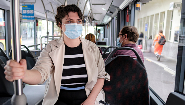 Lorsque nous estimons que les autres respectent une règle, nous en faisons autant, par exemple porter un masque. (Photo : Kenneth Nars) 