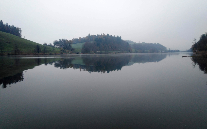Le Rotsee, près de Lucerne, est un lieu d’expérimentation idéal, car très peu venteux. L’air froid de novembre refroidit l’eau à la surface du lac et crée ainsi un courant. (Photo: Tomy Doda, Eawag)