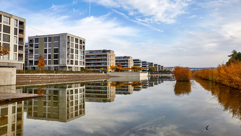 Blaue Infrastrukturen wie das Wasserbecken im Glattpark, Opfikon, können Siedlungsgebiete kühlen und funktionieren wie eine natürliche Klimaanlage (Foto: Eawag, Max Maurer).