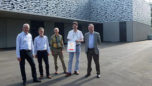 Freude über die Zertifizierung (von links): Rik Eggen (stv. Direktor Eawag), Marcel Stoll (Projektleiter Bau 3 FI), Thomas Lichtensteiger (Leiter Umweltteam Eawag), Andreas Müller (Architekt), Rainer Bendel (Generalplaner, Helbling Beratung + Bauplanung